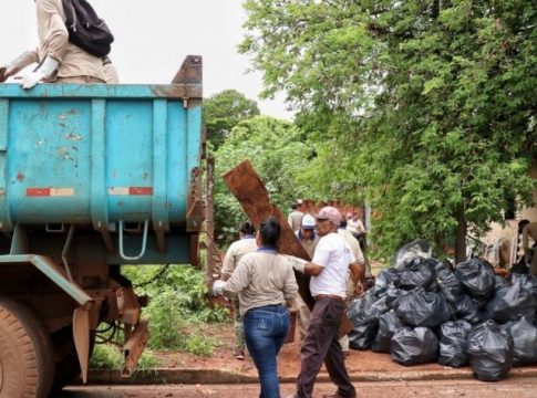 Agentes retiram 2,5 toneladas de lixo da casa de um só “acumulador”