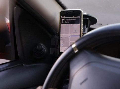Motoristas de aplicativo vão ter de adesivar carro e fazer formação de 28 horas