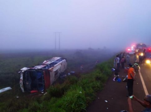 Três passageiros de ônibus que capotou na madrugada continuam internados