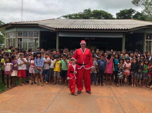 Prefeito Paulão vira “Papai Noel” e faz alegria da criançada