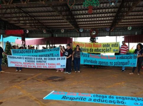 Contra atrasos, professores fazem greve de 1 dia e protestam na prefeitura
