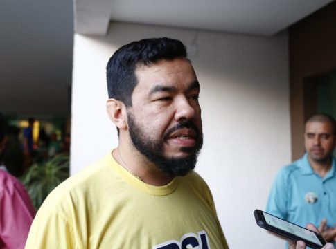 Em discussão no Twitter, Trutis revela rejeição a ministro e filho de Bolsonaro