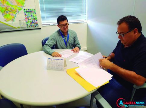 Prefeito Dr. Bandeira assina convênios de R$ 7,7 milhões para asfalto em Amambai