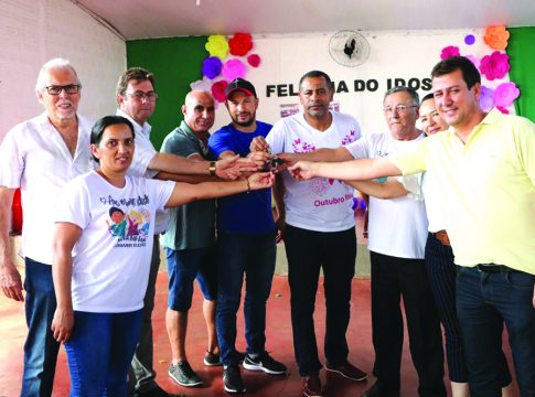 No Dia do Idoso, prefeito de Eldorado entrega veículo ao Centro Conviver
