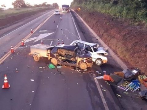 Acidente entre carros na BR-163 deixa um morto e dois feridos