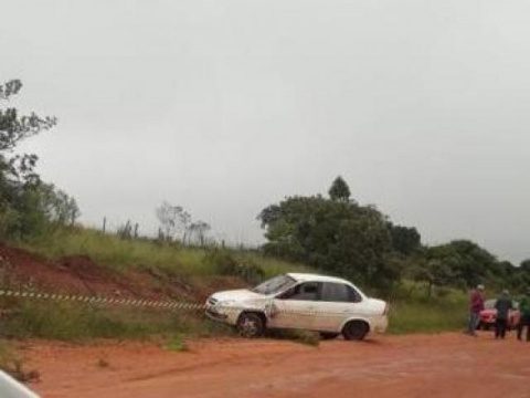 Carro de família capota em estrada vicinal e menino de 12 anos morre