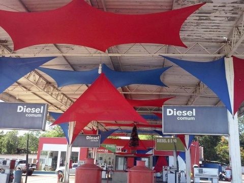 Frentista reage a assalto e dispara jato de gasolina em ladrões