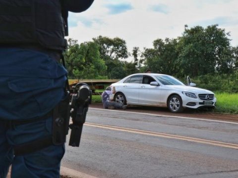 Após denúncia, dupla que fez família refém e fugiu com 2 Mercedes é presa
