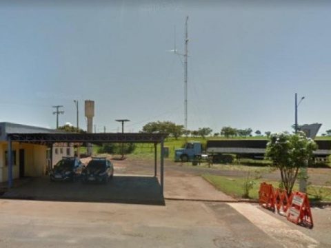 Policiais abatem vaca “descontrolada” em rodovia a tiros de submetralhadora