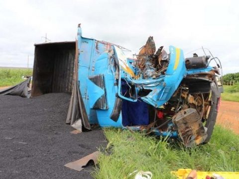 Caminhões são destruídos em acidente e motorista fica preso entre ferragens
