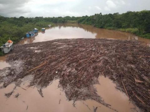 Recorde em um ano, chuvarada leva sujeira para Rio Miranda