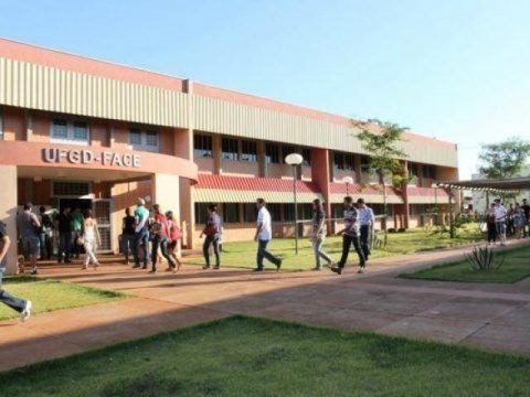 Termina na sexta inscrição de concurso da UFGD com salários de até R$ 9,6 mil