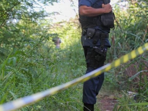 Homem é encontrado morto em terreno com sinais de espancamento