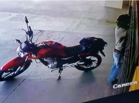 Em 2 minutos, ladrão arromba porta de tabacaria e furta R$ 3,2 mil de caixa