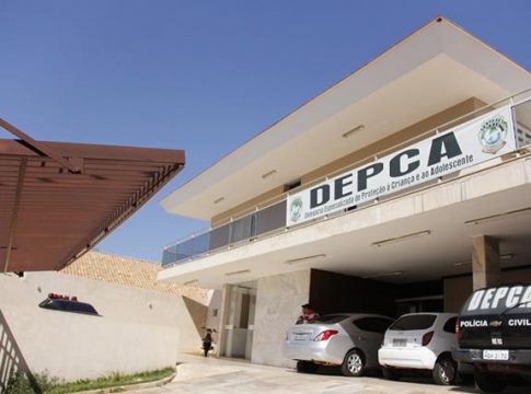 Padrasto é preso após deitar nu em cima de adolescente e tentar cometer estupro