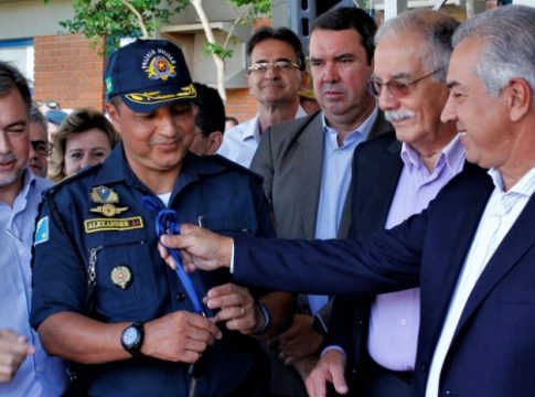 Reinaldo entrega viaturas e autoriza formação de 650 PMs