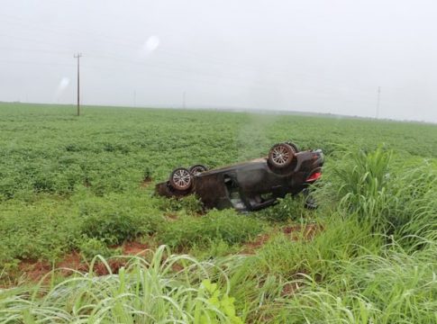 Bebê e mais 3 ficam feridos após carro aquaplanar e capotar várias vezes na BR-060