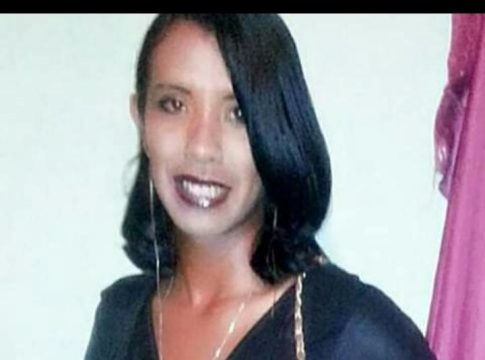 Homem chega em lanchonete armado com faca e mata travesti com vários golpes