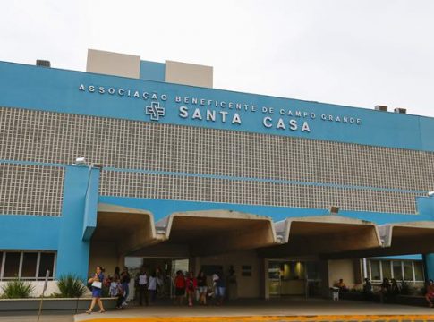 Criança atacada por Pitbull está em coma na Santa Casa da Capital
