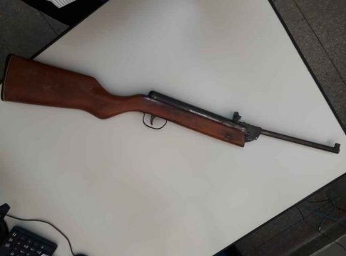 Adolescente atira acidentalmente com espingarda e mata amigo de 13 anos em MS