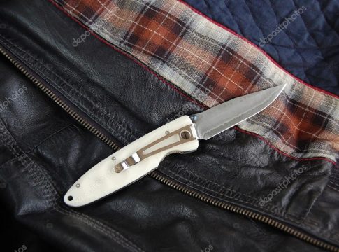 Marido acaba esfaqueado ao defender mulher das agressões do filho