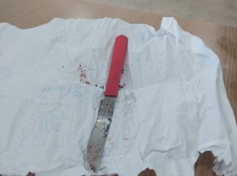 Grávida, adolescente de 15 anos briga com padrasto e o esfaqueia nas costas