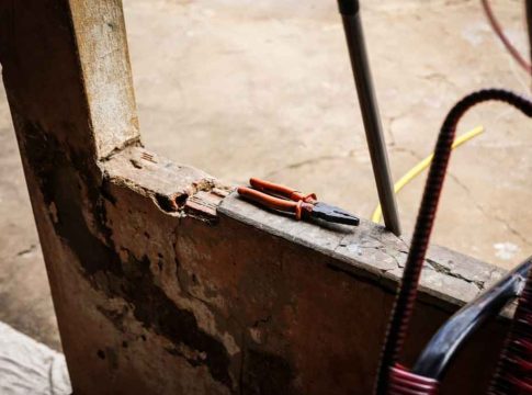 Menina de 12 anos acorrentada pelo pai continua desaparecida após fugir de abrigo