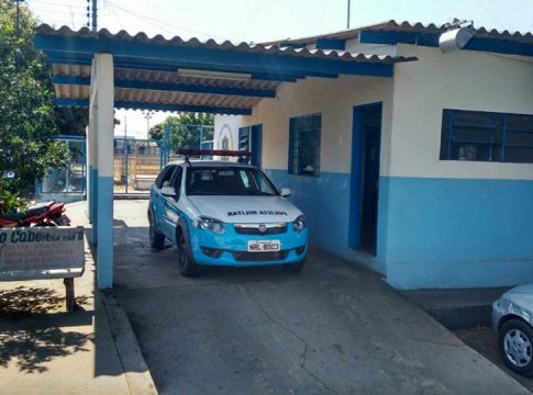 Suspeitos atiraram quatro vezes em frente a posto da PM e fogem de carro