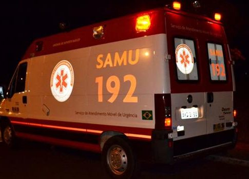 Namorado atira contra jovem na calçada e foge em seguida