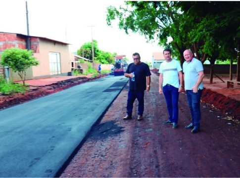 Em Eldorado prefeito Léo implanta asfalto no Bairro Spartaco Astolfi
