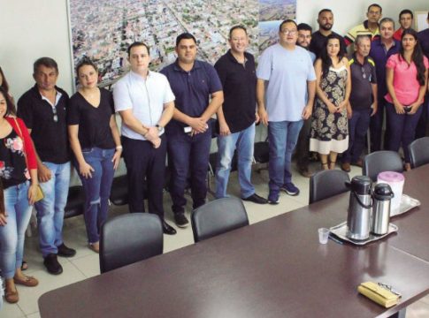Dr. Bandeira empossa 30 concursados em Amambai