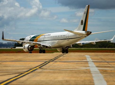 Brasileiros resgatados na China chegam à Base Aérea de Anápolis