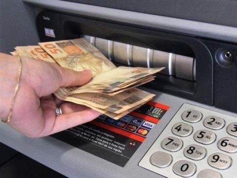 Governo deposita amanhã salário de servidores que pode ser sacado no sábado