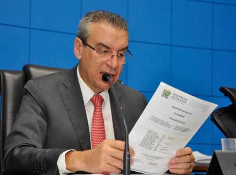 Lei: Uso de celular em banco, escola e posto de combustível deixa de ser proibido