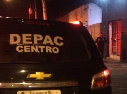 Motorista descontrolado passa por cima de moto de vigilante em noite de fúria