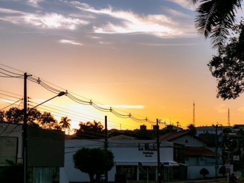 Quinta-feira será de céu parcialmente nublado e máxima de 35°C em MS
