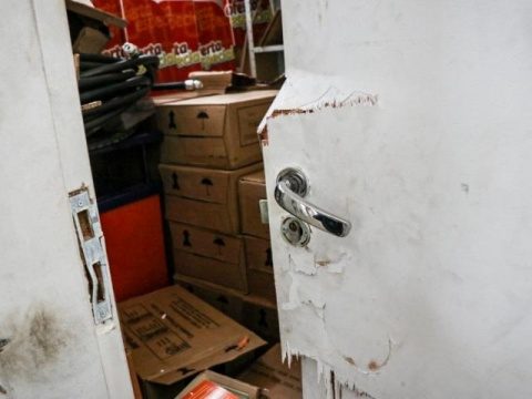 Alarme dispara e dupla é presa tentando furtar cofre de posto
