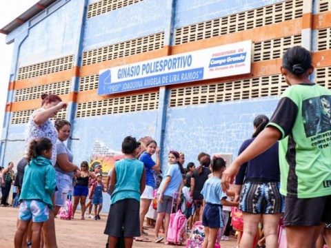 Volta às aulas de 107 mil alunos tem blitz educativa e teatro em Campo Grande