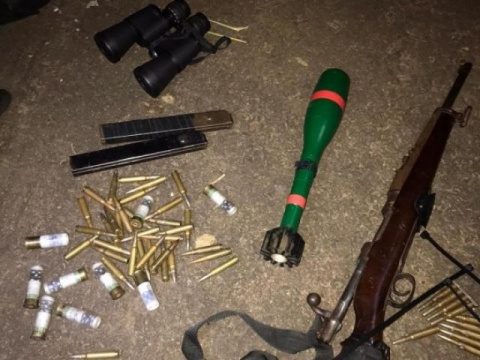 Durante sobrevoo, PM flagra homem com fuzil, 100 munições e explosivo
