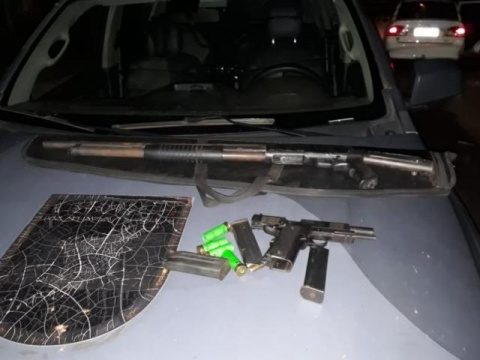 Carro estraga e três homens são presos com armas e munições