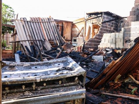 Homem ateia fogo a casa com família dentro e tem 75% do corpo queimado