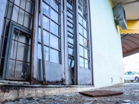 Ladrão tenta arrombar conveniência com tampa de bueiro e é preso