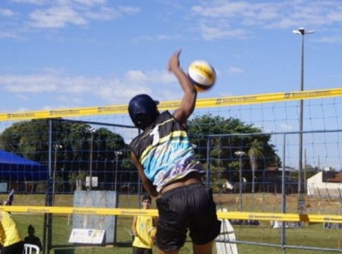 Torneio de vôlei de praia vai definir duplas para evento nacional