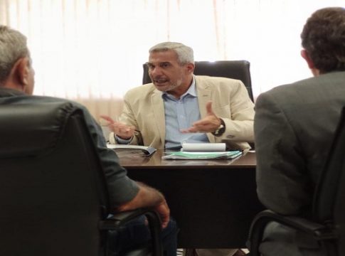 Placa Mercosul: em reunião no Procon Estadual, “estampadoras” se comprometem a reduzir preços