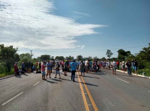 Empresários e pescadores fecham BR-262 para mudar Cota Zero