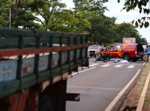 Abalado, motorista de caminhão que atropelou motociclista lamenta tragédia