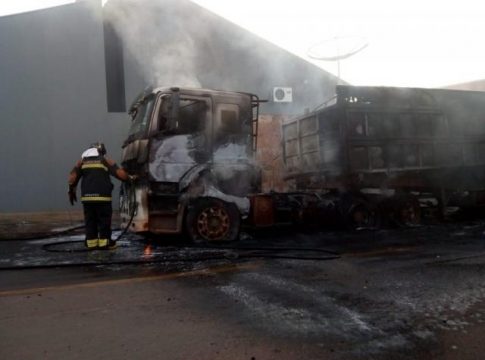 Polícia investiga incêndio que consumiu caminhão e deixou rua sem energia