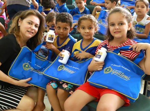 Em Iguatemi prefeita Patrícia entrega 1.400 kits escolares