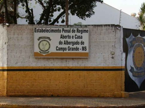 Detentos fogem pelo duto de ar de presídio e roubam motocicleta na Júlio de Castilho