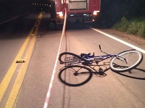 Ciclista morre quando voltava para casa ao bater na traseira de caminhão